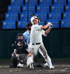 豊橋中央対日大三　8回裏日大三無死、田中は左越えに勝ち越し本塁打を放つ(撮影･藤尾明華)