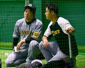 広島対阪神　室内練習場で安藤コーチ(左)と話す阪神大竹(撮影･岩下翔太)