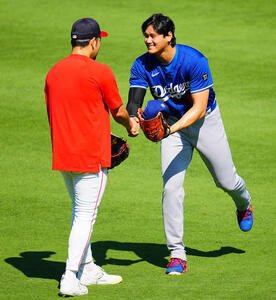 エンゼルス対ドジャース　エンゼルス菊池(左)に笑顔であいさつするドジャース大谷(撮影･垰建太)