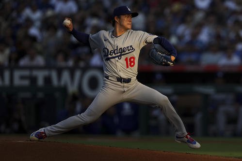 エンゼルス戦で力投するドジャース山本由伸(AP)