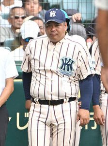 東大阪大柏原対尽誠学園　試合終了後、整列する東大阪大柏原･土井健大監督(撮影･石井愛子)