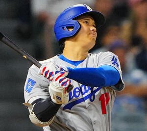 エンゼルス対ドジャース　8回表ドジャース1死、ソロ本塁打を放つ大谷(撮影･垰建太)