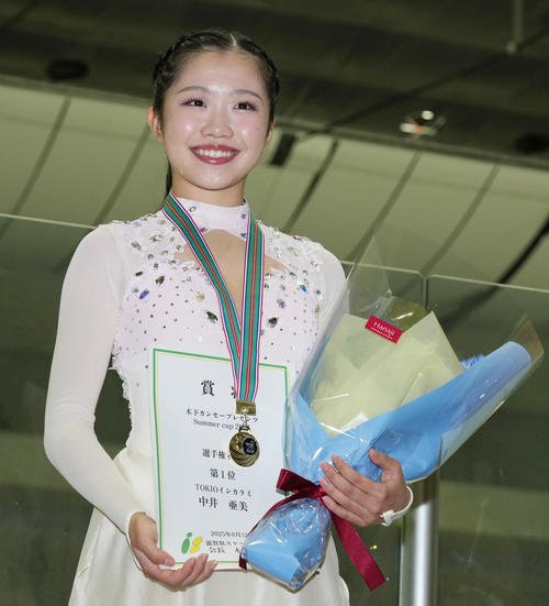 女子フリー　表彰式の壇上で笑顔をみせる優勝の中井亜美(撮影･清水貴仁)