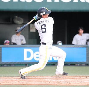 ソフトバンク対くふうハヤテ　3回裏ソフトバンク2死一塁、今宮は左前安打を放つ(撮影･梅根麻紀)