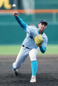 聖光学院対山梨学院　力投する山梨学院先発の菰田(撮影･小島史椰