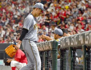 広島対阪神　5回途中7失点で降板となり、厳しい表情でベンチへ戻る大竹(撮影･岩下翔太)