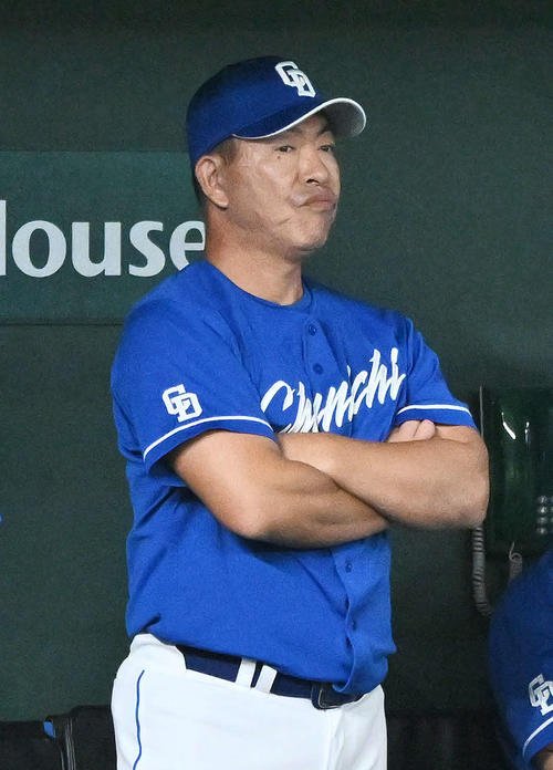 巨人対中日　ベンチで浮かない表情の中日井上監督(撮影･滝沢徹郎)