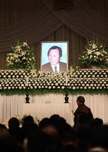 釜本邦茂さんの通夜が営まれ、多くの参列者が訪れた(撮影･上山淳一)
