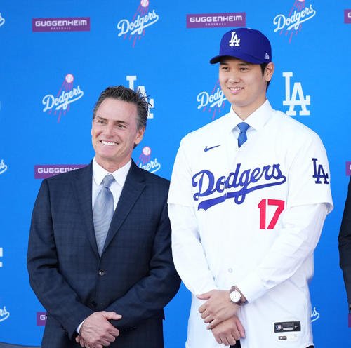 ネズ･バレロ代理人(左)とドジャース大谷翔平(2023年12月14日撮影)