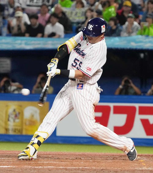 ヤクルト対DeNA 9回裏ヤクルト無死一塁、村上は中越えにサヨナラ2点本塁打を放つ(撮影･小沢裕)