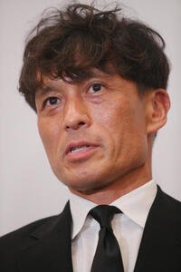 釜本邦茂さんの通夜に訪れ、取材に応じる日本サッカー協会の宮本会長(撮影･上山淳一)