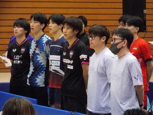 明大ドリームゲームズで校歌を歌う戸上隼輔(前列右から3人目)(撮影･松本航)
