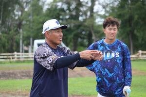 西武3軍夏合宿で熱心に指導する田辺3軍野手コーチ(左)。右は奥村(撮影･金子真仁)