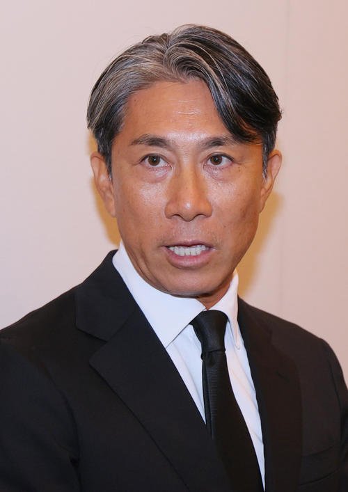 2025年8月12日、釜本邦茂さんの通夜に訪れ、取材に応じる前園真聖氏(撮影･上山淳一)