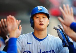 エンゼルス対ドジャース　1回表ドジャース1死一、三塁、T･ヘルナンデスの適時打で生還しナインの出迎えを受ける大谷(撮影･垰建太)