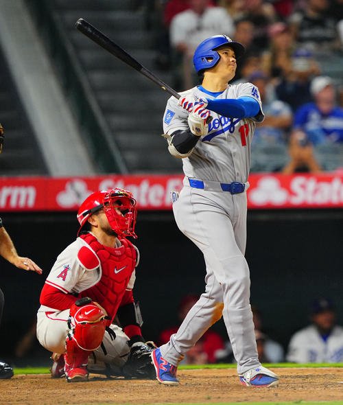 ソロ本塁打を放つ大谷(2025年8月11日撮影)