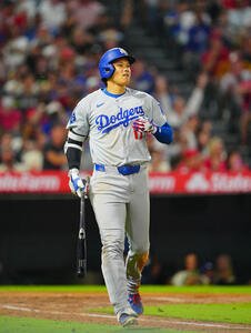 エンゼルス対ドジャース　6回表ドジャース無死一、二塁、遊直から三重殺に倒れぼうぜんとする大谷(撮影･垰建太)