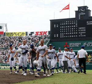京都国際対健大高崎　京都国際に敗れアルプススタンドへあいさつし引き揚げる健大高崎･石垣元(左から3人目)らナイン(撮影･加藤哉)