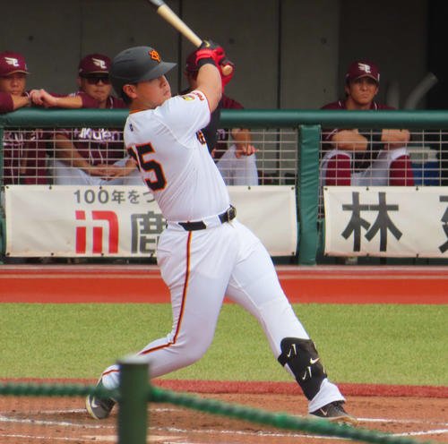 第1打席に左中間を破る二塁打を放つ巨人岡本(撮影･水谷京裕)