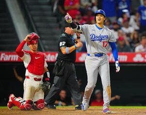 エンゼルス対ドジャース　9回表ドジャース無死、ソロ本塁打を放ちナインに向かってポーズを決める大谷(撮影･垰建太)