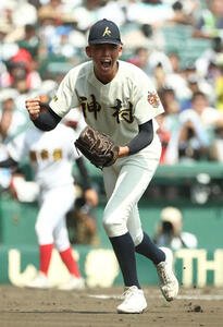 創成館対神村学園　3回表創成館2死一、二塁、古賀を三ゴロに打ち取りガッツポーズをする早瀬(撮影･上田博志)