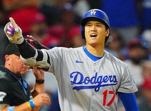エンゼルス対ドジャース　9回表ドジャース無死、ソロ本塁打を放ちナインに向かってポーズを決める大谷(撮影･垰建太)
