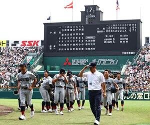 中越対関東第一　関東第一に敗れた中越ナインは肩を落としてベンチに引き揚げる(撮影･上田博志)