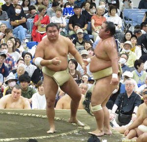 盛岡市巡業の朝稽古で、湘南乃海(右)を相手に相撲を取る稽古を繰り返した豊昇龍