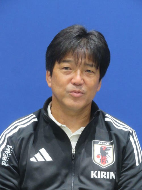 取材に応じた日本代表の名波浩コーチ(撮影･佐藤成)