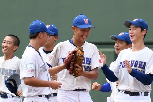 8強進出を決めた福岡ウイングスの三好(中央)らは笑顔で整列した(撮影･久我悟)