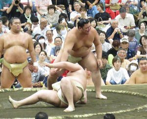 盛岡市巡業の朝稽古で、阿武剋(手前下)を相手に相撲を取る稽古を繰り返した大の里