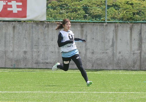練習中、ボールを追うマイナビ仙台･MF遠藤(撮影･高橋香奈)