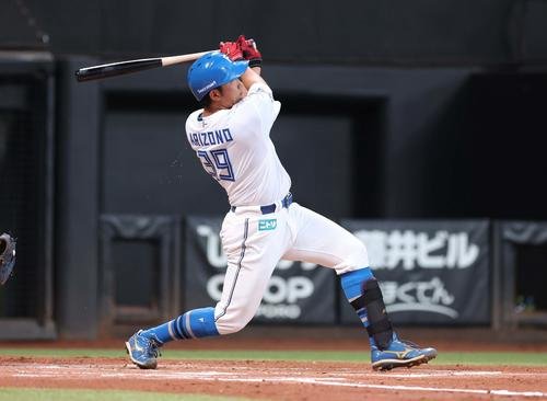 日本ハム対ロッテ　2回裏日本ハム1死二塁、左中間に適時二塁打を放つ有薗(撮影･黒川智章)