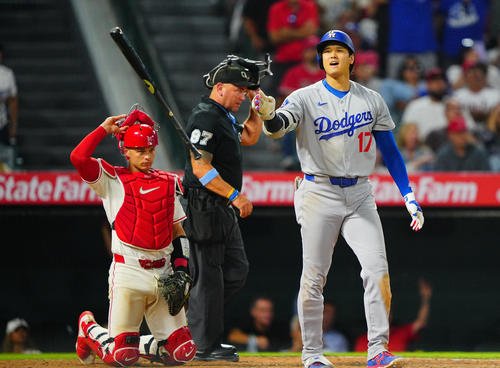 エンゼルス対ドジャース　9回表ドジャース無死、ソロ本塁打を放ちバットを投げる大谷(撮影･垰建太)