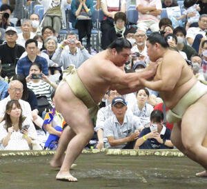 盛岡市巡業の朝稽古で、大の里(右)に指名されて相撲を取る稽古を繰り返した竜電