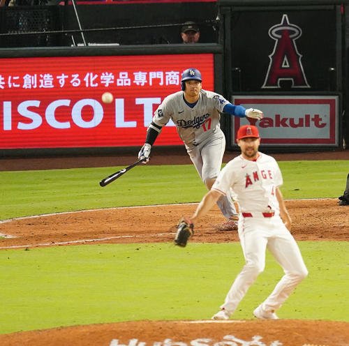 エンゼルス対ドジャース　6回表ドジャース無死一、二塁、遊直三重殺に倒れる大谷。投手バーク(撮影･垰建太)