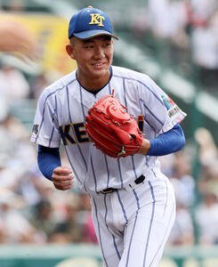 健大高崎対京都国際　健大高崎4番手で登板し笑顔を見せてベンチへ引き揚げる石垣元(撮影･加藤哉)