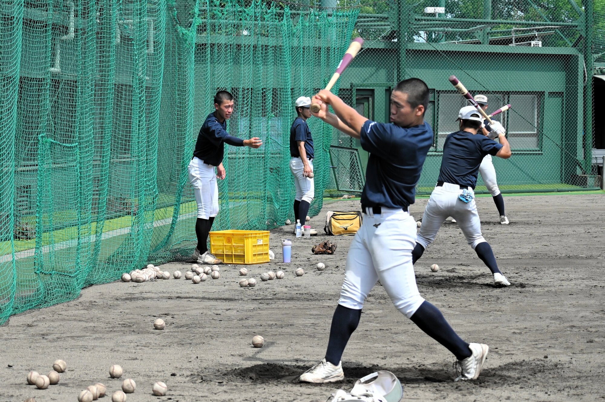 打撃練習をする岡山学芸館の選手たち=2025年8月13日午後1時35分、大阪府枚方市、上山崎雅泰撮影