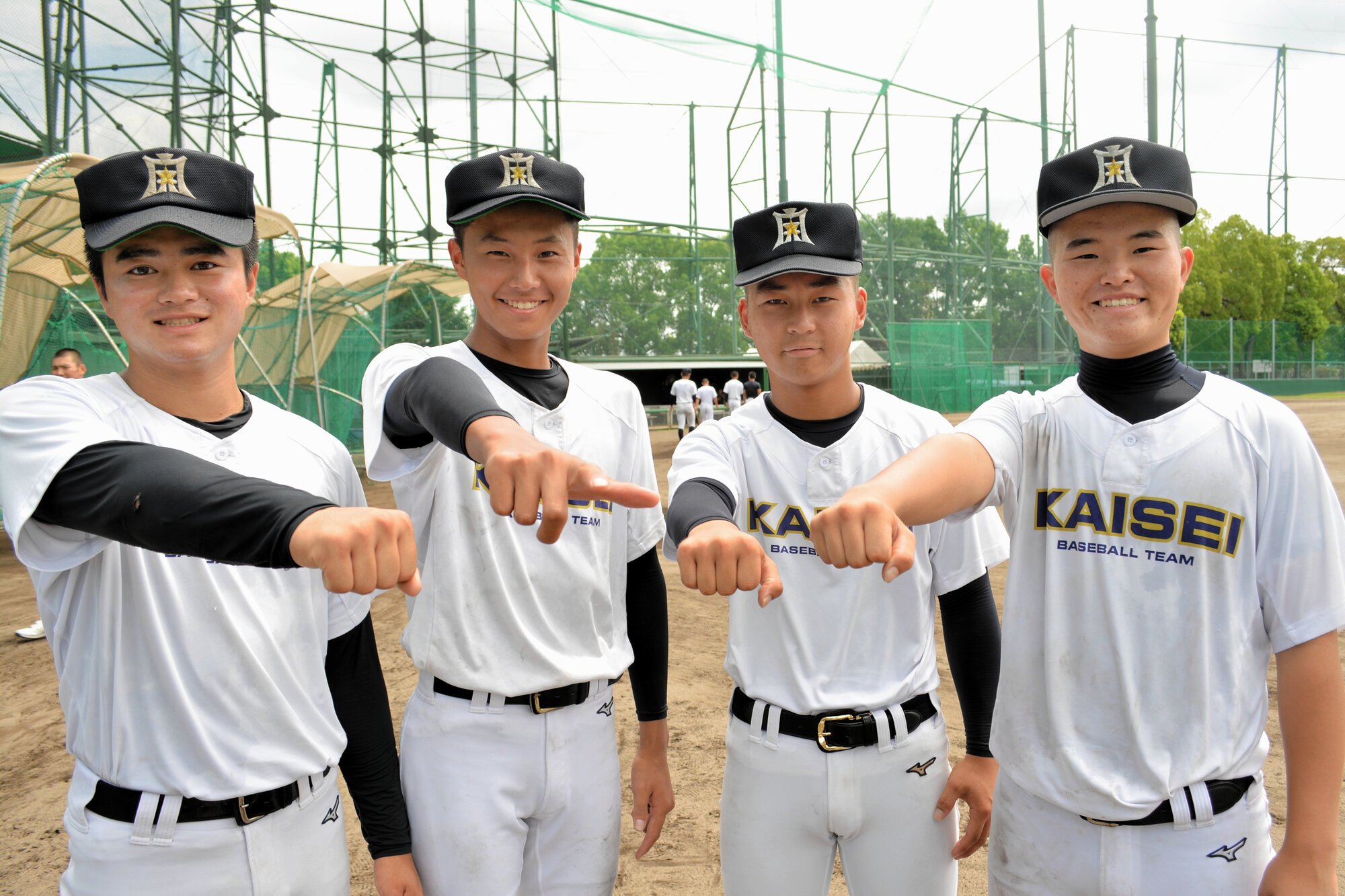 データ班としてもチームを支える開星の(左から)和田佳延選手、加納安成選手、藤江来斗主将、福島柚輝選手=2025年8月13日午前10時45分、大阪府枚方市、堀田浩一撮影