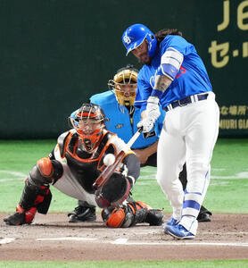 巨人対中日　6回表中日無死、左越えソロ本塁打を放つチェイビス(撮影･江口和貴)