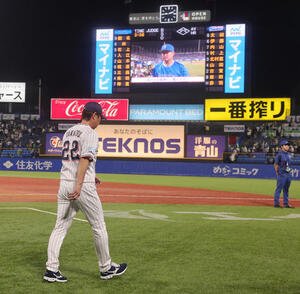 ヤクルト対DeNA DeNA筒香のヒーローインタビューが行われる中、引き揚げるヤクルト高津監督(撮影･野上伸悟)