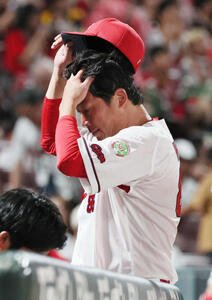 広島対阪神　7回裏終了時、交代を告げる新井監督(撮影･加藤孝規)