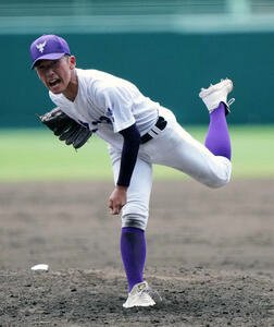 中越対関東第一　力投する関東第一先発の坂本(撮影･小島史椰)
