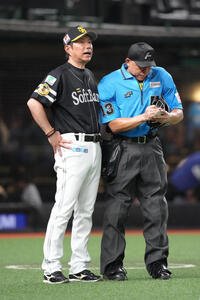 西武対ソフトバンク　選手交代を告げるソフトバンク小久保監督(撮影･足立雅史)