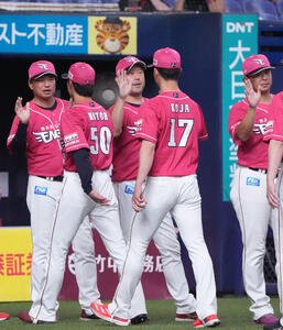 オリックス対楽天　試合終了、オリックスに勝利し三木監督(中央)はナインを迎える(撮影･森本幸一)