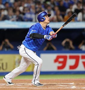 ヤクルト対DeNA 6回表DeNA2死一、二塁、右越え3点本塁打を放つ筒香(撮影･野上伸悟)