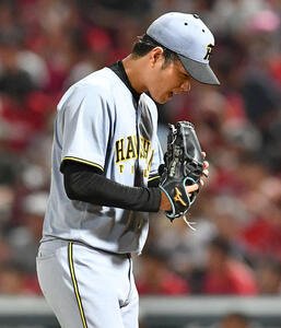 広島対阪神　7回裏広島2死一、二塁、前川を右飛に抑え、雄たけびをあげる高橋(撮影･岩下翔太)