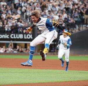 日本ハム対ロッテ　9回裏日本ハム1死満塁、左前にサヨナラ打を放ちジャンプして喜ぶ水谷(撮影･黒川智章)