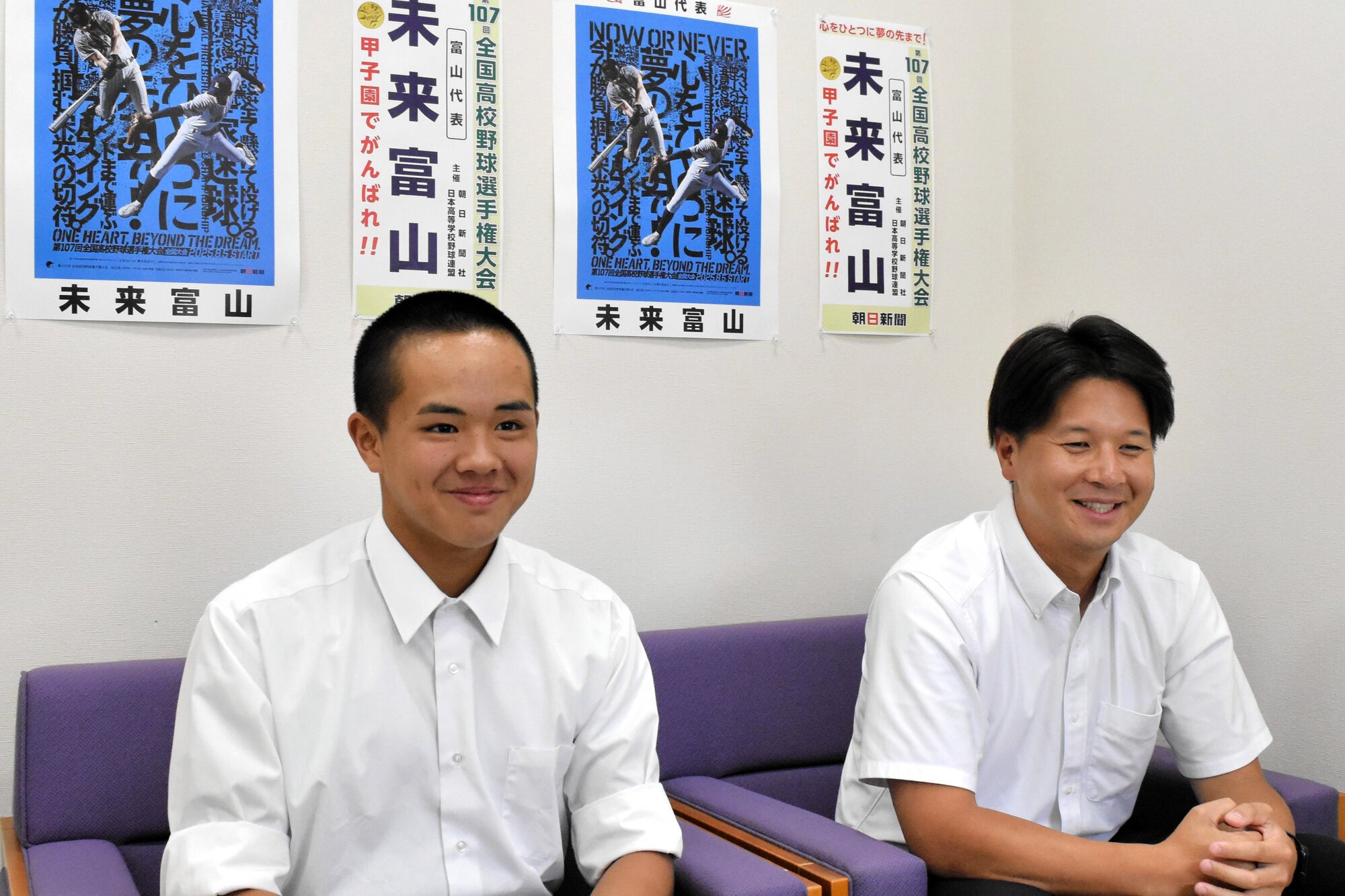 甲子園での試合を振り返る未来富山の松井清吾主将(左)と角鴻太郎監督=2025年8月13日、朝日新聞富山総局、前多健吾撮影