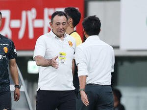 東京V対名古屋　天皇杯準々決勝進出を決め東京V城福監督(右)と握手する名古屋長谷川監督(撮影･宮地輝)